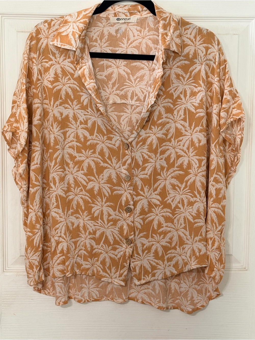 Rip Curl Surf Palms Sand shirt features a relaxed fit and a tropical palm trees